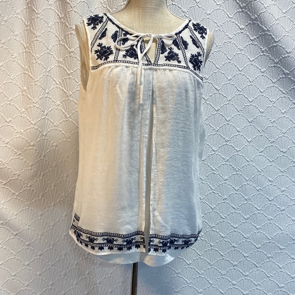 New Directions size XL White Blouse w‎ Navy Embroidery comfy casual sleeveless
